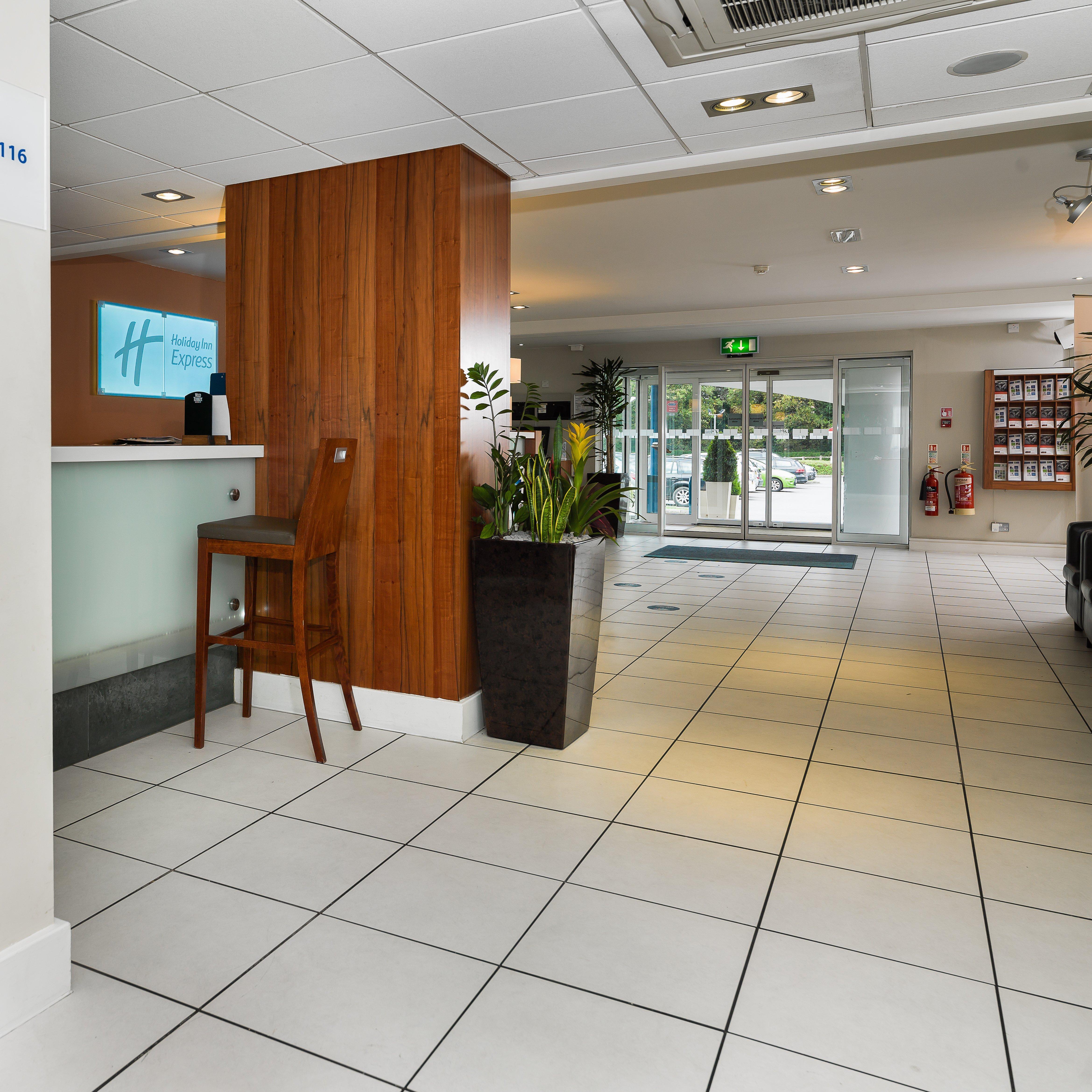 Holiday Inn Express London Gatwick Crawley, An Ihg Hotel Eksteriør bilde