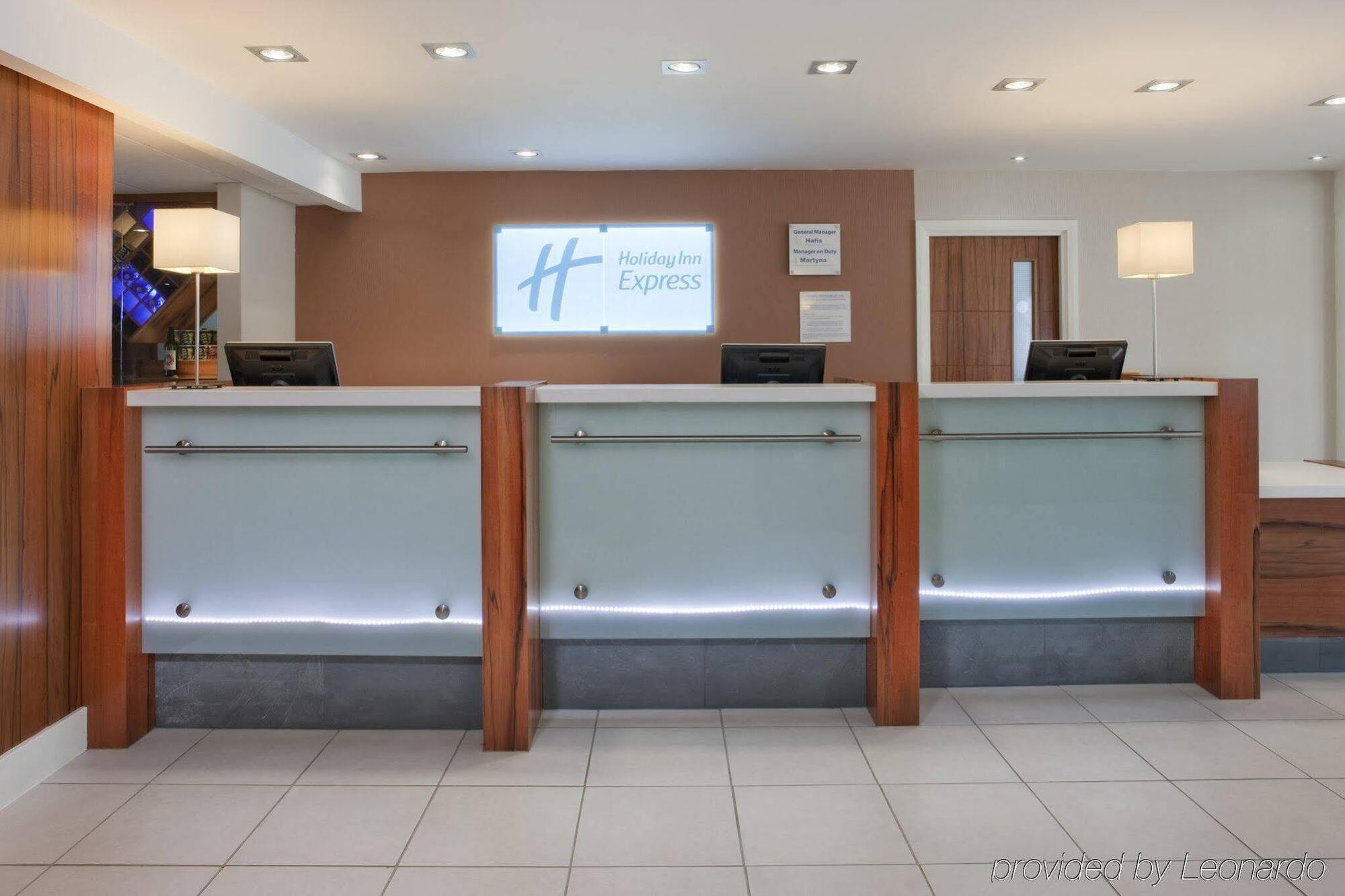 Holiday Inn Express London Gatwick Crawley, An Ihg Hotel Eksteriør bilde